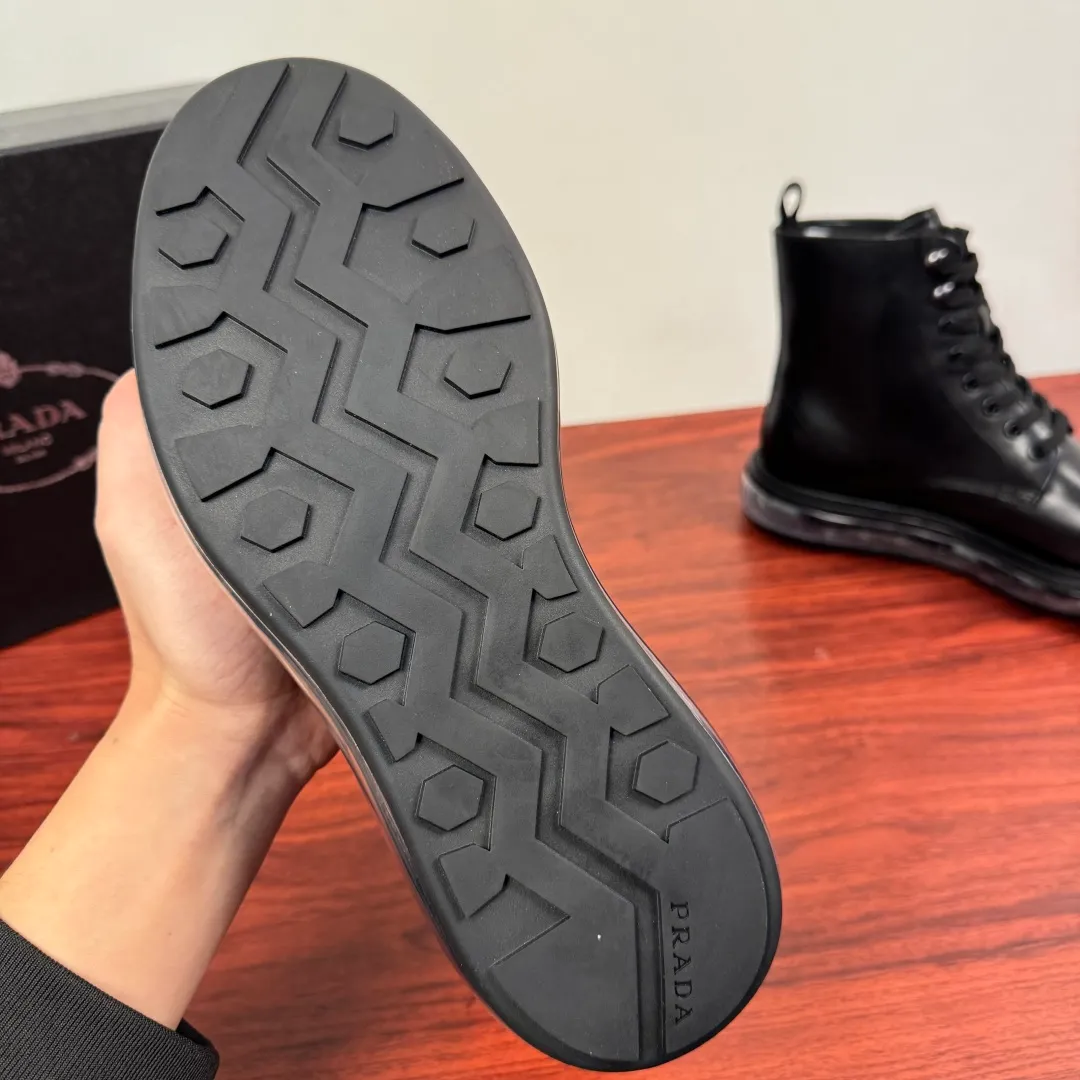 Batch 1020 Prada/Prada classic men's high-top air-cushion casual leather shoes, business formal leather shoes! Exclusive new air-cushion short boots for autumn and winter. Made in Guangdong, please pay attention to the details and pursue high quality. Italian original open-edge bead/matte calfskin styles are available. Low-key luxury, geometric tailoring, motorcycle imported from Germany, precision stitching, simple glossy surface, classic European and American style, clear water chestnuts, extended lace-up upper to better fit the shape of the foot, classic silver metal triangle logo details on the side, simple glossy surface, standard formal wear, full calfskin interior, exclusive gold label foot pads from P family, heel webbing heel, upper foot is stable and comfortable, original ultra-soft air cushion outsole, silver label PRADA letter logo decoration on the heel, rubber bottom layer wrapping, high comfort Excellent anti-slip performance, stitching technology, no slipping off the sole, more durable, 3.5CM thick sole, more adaptable, can enter and exit various occasions, fine workmanship, clear edges and corners of the shoe shape, perfect as a work of art, quality assurance, complete package! Size: 38-39-40-41-42-43-44 Leather shoe size Item number: 2TG242 Cowhide